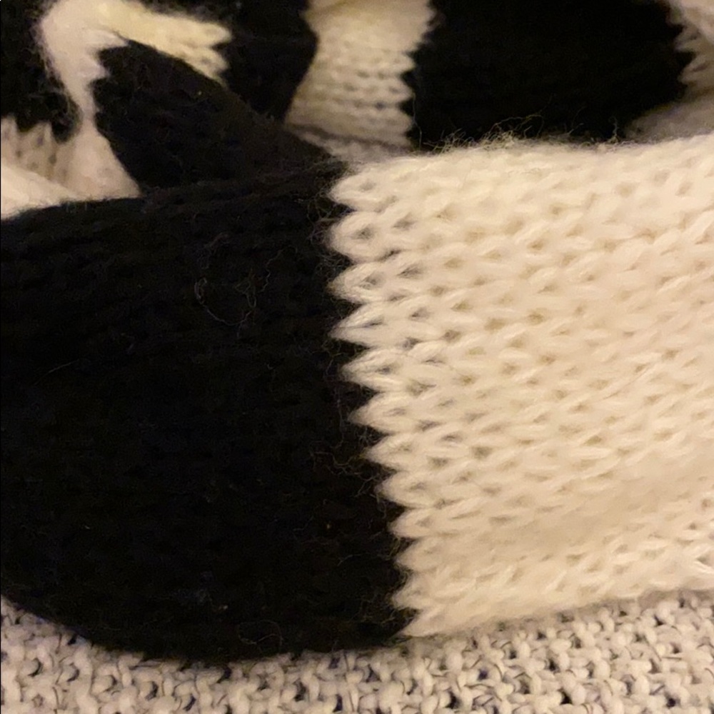 Black and White Circle Scarf! - Picture 2 of 5